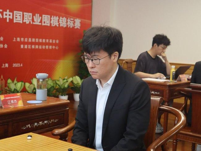 由马楚成执导，梁朝伟、吴亦凡、唐嫣、杜鹃、林子祥主演的电影《欧洲攻略》今日曝光了一张科技版海报